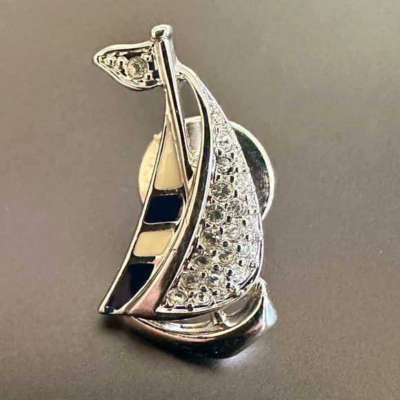 Vintage Swarovski Crystal Sailboat Pin Tie Tack Nautical Brooch - Picture 1 of 11